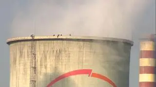 Działacze na szczycie kominu