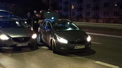 Nocny pościg za kierowcą mazdy. "Wyskoczył z auta i zaczął uciekać na piechotę"