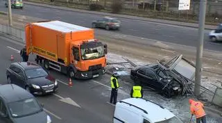 Samochód wjechał w przystanek tramwajowy