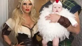 Jessica Simpson, jej narzeczony Eric Johnson i ich córka, Maxwell Drew - jako bohaterowie filmu "Braveheart"
