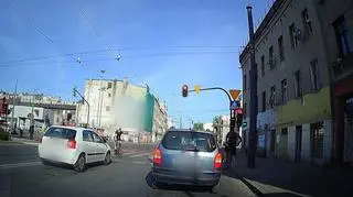 Wjechał na czerwonym świetle i kręcił bączki na przejściu dla pieszych