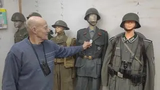 Miejsce, w którym pan Marian miał swoją kolekcję. Pozostały tylko mundury i hełmy 