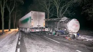 Na tył jadącej wolno cysterny najechała ciężarowa scania