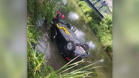 Stracił panowanie nad pojazdem, zjechał do rzeki i dachował. Wszyscy jadący autem uciekli