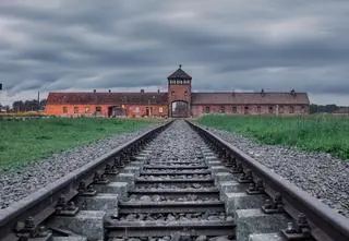 Uczniowie z Niemiec "hajlowali" w czasie wycieczki do Auschwitz. Zdjęciem pochwalili się w sieci