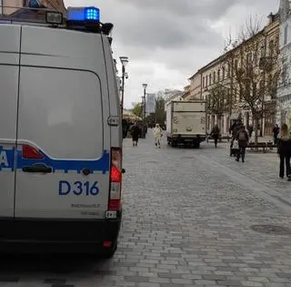Kobieta szła deptakiem. Potrącił ją samochód dostawczy