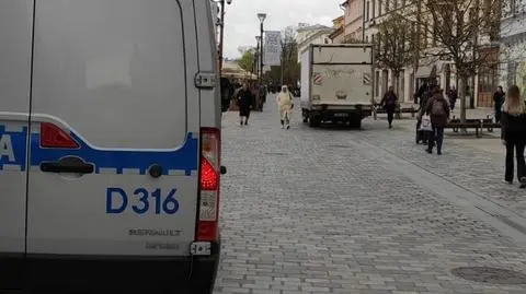 Kobieta szła deptakiem. Potrącił ją samochód dostawczy