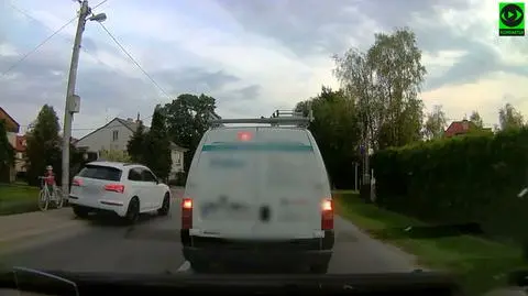 Chodnikiem omijała korek