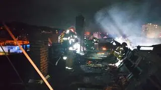 Pożar poddasza w budynku wielorodzinnym w Bielawie (woj. dolnośląskie)