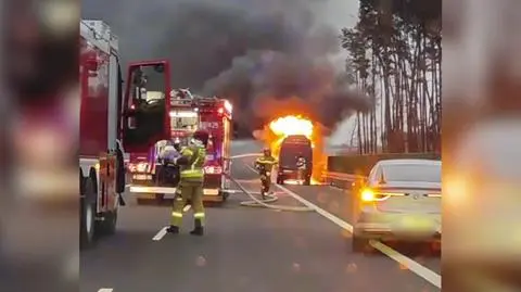 Kłęby dymu i buchający ogień. Pożar busa na drodze ekspresowej
