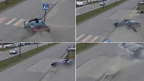 Porsche sunie bokiem po chodniku, po chwili przystanek przestaje istnieć