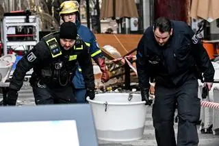 Sprzątanie po pęknięciu akwarium w Berlinie