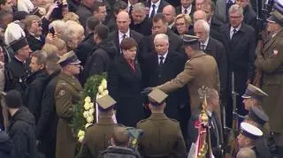 Jarosław Kaczyński i Beata Szydło złożyli wieniec na Powązkach 