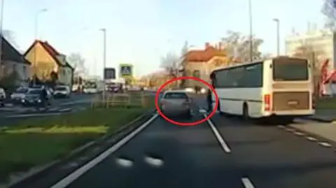 "Sekundy od tragedii". Autobus przepuszcza pieszego, mercedes wjeżdża na pasy. Nagranie