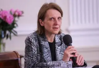 Ministra "może przyznać pieniądze i nie musi się tłumaczyć". Resort wyjaśnia