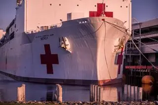 Do Los Angeles przypłynął statek szpitalny Mercy