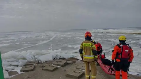 Rybacy utknęli na oderwanej krze