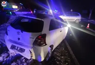 Kierująca toyotą chciała skręcić w lewo. W tył pojazdu uderzył kierowca audi