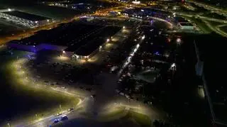 Nielegalny zlot fanów motoryzacji w Komornikach pod Poznaniem
