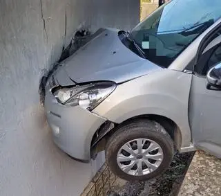 Samochód wbił się w ścianę domu jednorodzinnego