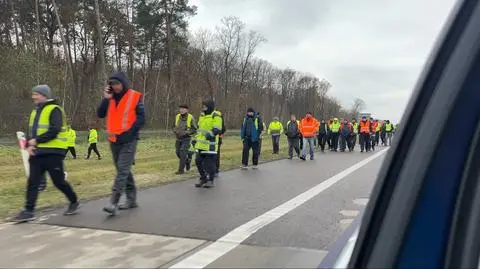 Około dwustu ukraińskich kierowców szło na autostradą w kierunku granicy 