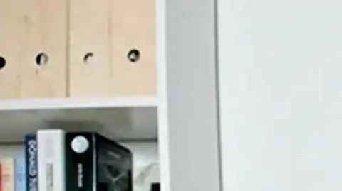 Czy listonosz może przenieść koronawirusa z jednej klamki w bloku na kolejną? 