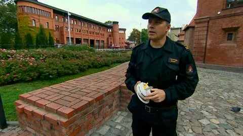 Sławomir Brandt z czujką dymu