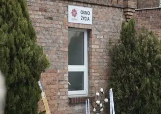 Toruń. Dziewczynka trafiła do okna życia