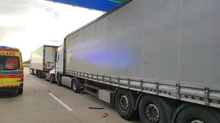Samochód osobowy znajdował się pomiędzy ciężarówkami