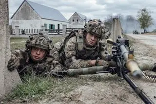 Żołnierze regimentu szkockiego na ćwiczeniach we Francji 
