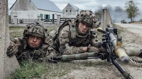 Żołnierze regimentu szkockiego na ćwiczeniach we Francji 