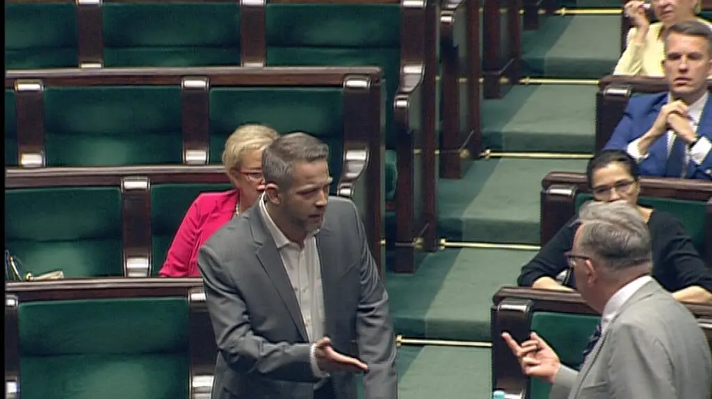 Środkowy palec w Sejmie. "Pijany pan jest?"