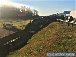 Samochody spadły z lawety do rowu