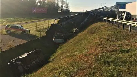 Ciężarówka zderzyła się z lawetą przewożącą samochody. Auta spadły na jezdnię i do rowu