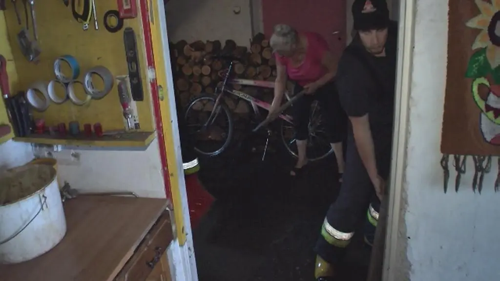 Ulewy nad Bydgoszczą - zalane drogi i piwnice