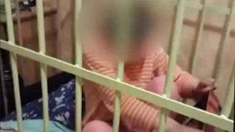 Miały je bić, wiązać do łóżek, zamykać w klatce na noc. "Moje dziecko było w stanie agonalnym" 