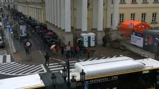 Kolejki przed punktem szczepień w Warszawie