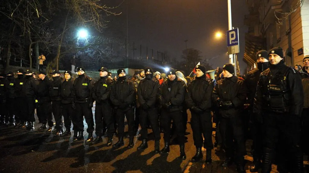 "Policja ostrzega przed użyciem środków przymusu bezpośredniego"
