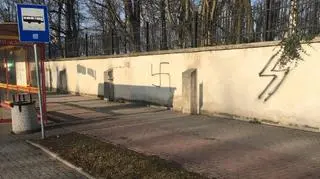 Swastyka na murze cmentarza żydowskiego w Oświęcimiu