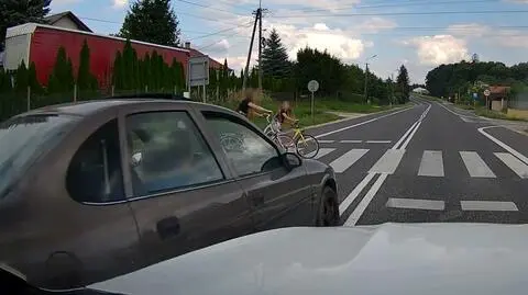 18-letni kierowca wyprzedzał na pasach, rowerzystki zatrzymały się w ostatniej chwili