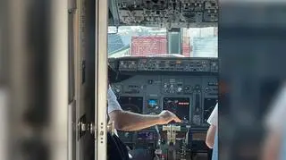 Wnętrze kabiny pilotów w samolocie Enter Air po wylądowaniu w Atenach