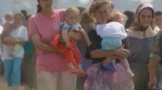 Uchodźcy w enklawie Srebrenicy w 1995 r.