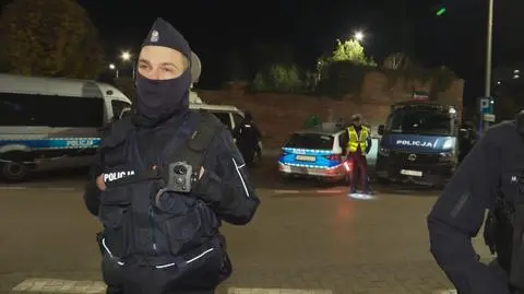Reporterzy w sztabach wyborczych. Przed siedzibą PiS policyjne radiowozy
