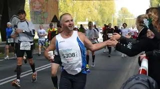 Biegaczom przybijano "piątki"