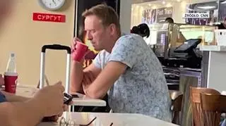 Nawalny pije herbatę na lotnisku