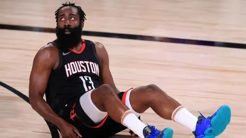 Kibice kpią z nadwagi. Gwiazda NBA robi wszystko, żeby odejść