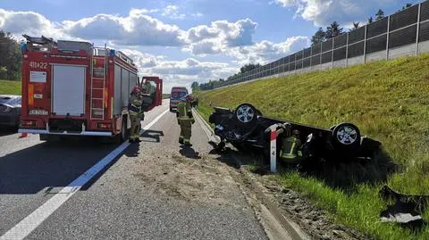 "Usnął za kierownicą". Dachowanie na autostradzie