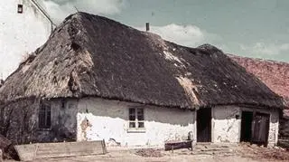 Domostwa widoczne na zdjęciach są coraz rzadziej spotykane