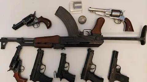 Policja zabezpieczyła m.in. pistolety gazowe, rewolwery i atrapę karabinu