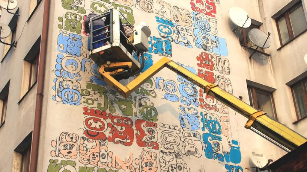 Dwa dni przed zapowiadanym końcem świata w krakowskim Podgórzu odsłonięto mural inspirowany słynną inskrypcją Majów i gra Tetris.
